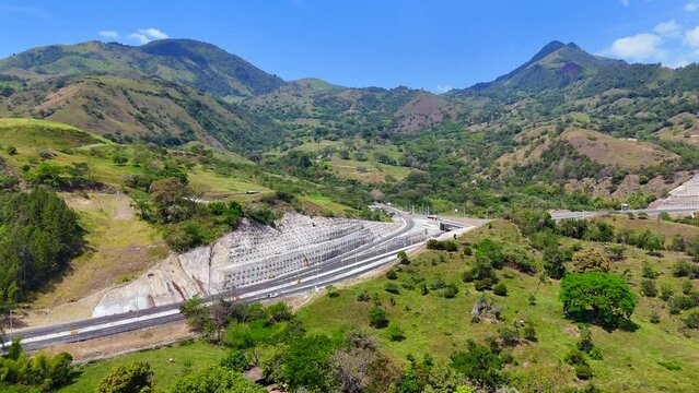 Video a&eacute;reo tomado sobre la carretera conocida como "Conexi&oacute;n Pac&iacute;fico 1" que comunica al Municipio de Amag&aacute; con el corregimiento de Bolombolo.