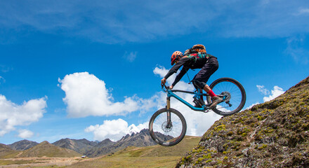 Jumping drop mtb enduro, mountain biking Peru