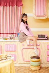 ピンクの衣装を着た若い女性のレトロなポートレート