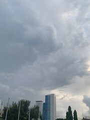 Fototapeta na wymiar Cielo nublado en la ciudad