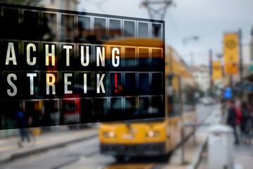 Straßenbahn und Hinweis auf einen Streik im öffentlichen Nahverkehr