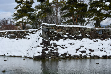 信州の名城　雪が積もった国宝松本城石垣