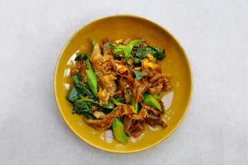 Stir-fried rice noodles with soy sauce and pork