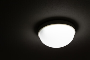 暗い部屋の中で光る半球形の照明器具