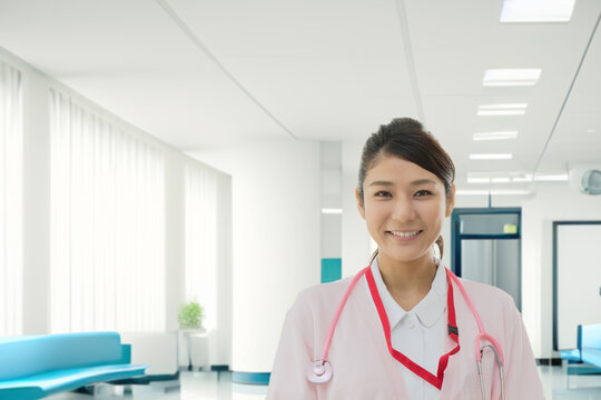 病院で仕事をしているナース