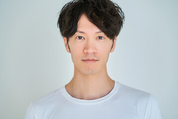 スキンケアをする若い男性