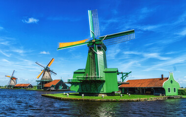 Fototapeta na wymiar Traditional Dutch windmills at Zaanse Schans, Amsterdam, Netherland