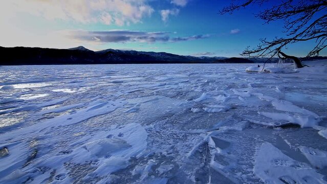 荒れた模様の氷った湖と澄んだ空。日本の北海道の屈斜路湖の冬。