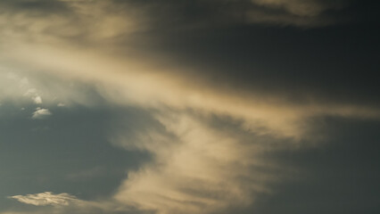 Coucher de soleil sous les nuages, révélant de magnifiques reflets jaunâtres sous des nuages de type Mammatus