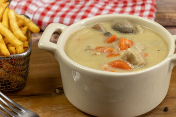blanquette de veau et frites, en gros plan	