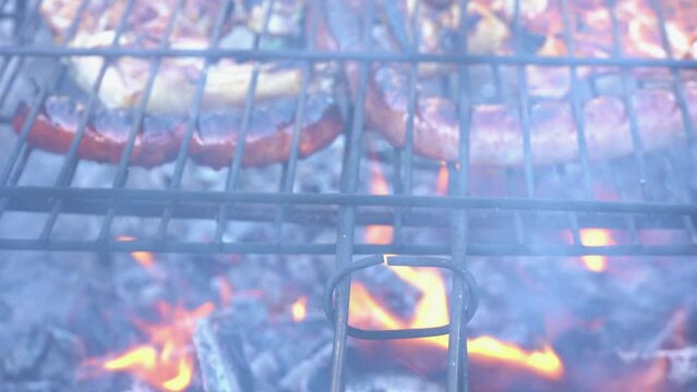 Primer plano de sabrosa carne goteando en la barbacoa. Asando comida, bbq, barbacoa, 4k.