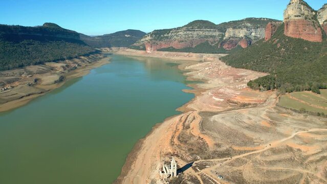 Sau swamp dike in Catalonia, Spain, intense drought in 2024, Pantano at 16% of its capacity