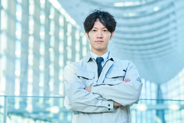 作業服姿で働く男性