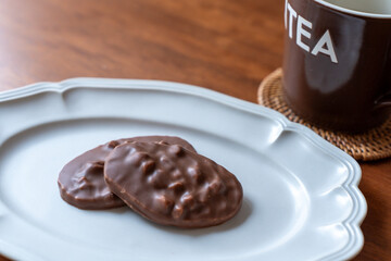 お皿の上の2枚のチョコレート菓子