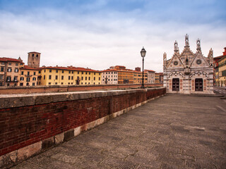Italia, Toscana, Pisa, la chiesa di Santa Maria della Spina, edificata sul greto dell' Arno nel 1230. - 729920342