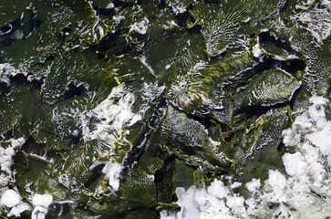 地底からふつふつと湧き出る源泉。まるで地球の奥底を覗いているような不思議な気持ちになった。地獄絵のような光景だ。うめき声が聞こえてくる。混沌とした世の中、地球温暖化という重大な危機を迎え、この母なる地球が、今、悲鳴を上げている。私たちは何をなすべきか、できることは何か。
