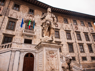 Italia, Toscana, la città di Pisa. Piazza dei Cavalieri. Universita'  La Normale e statua di Cosimo dei Medici. - 729920727