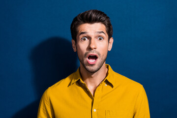 Photo portrait of attractive young man frightened face scream wear trendy yellow clothes isolated on dark blue color background