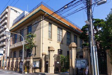 様々に活用される元明倫小学校の建物（京都府京都市）