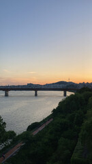 Fototapeta premium 서울 성수동 서울숲 성수구름다리 남산 노을 배경화면