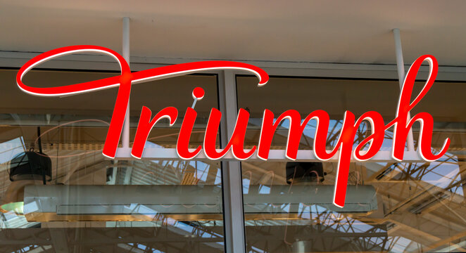 enseigne de la marque Triumph en devanture de magasin 