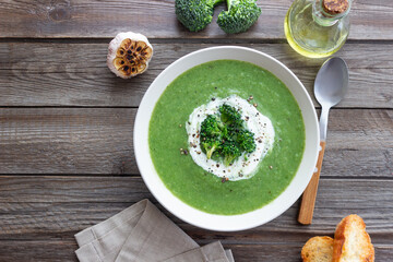 Green broccoli and spinach soup. Healthy eating. Vegetarian food.