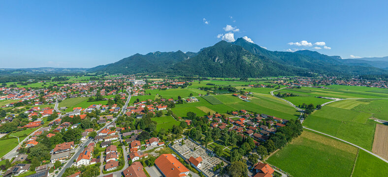 Blick &uuml;ber die Marktgemeinde Grassau im oberbayerischen Chiemgau zum Hochfelln