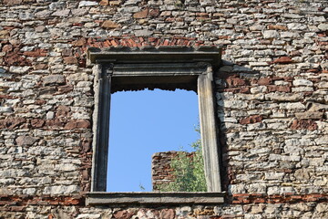 Okno Pałacu Tarłów w Podzamczu Piekoszowskim