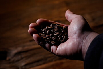 コーヒー豆を掬う男性の手 - obrazy, fototapety, plakaty