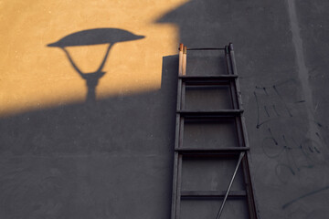 escalera con sombra de chimenea
