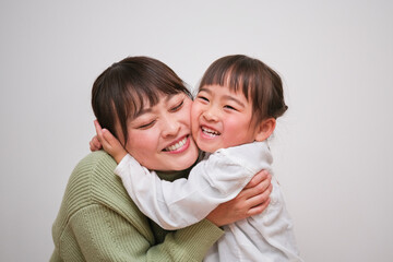 笑顔の親子の白バックポートレート