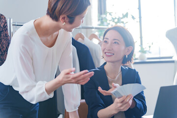 Fototapeta premium 打ち合わせするファッションデザイナーたち