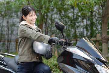 バイクに乗る女性