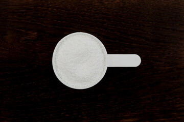 Sodium percarbonate powder or sodium carbonate peroxide in measuring spoon. It is abbreviated as SPC. Chemical substance used in eco-friendly bleaches with active oxygen. White chemical compound - obrazy, fototapety, plakaty