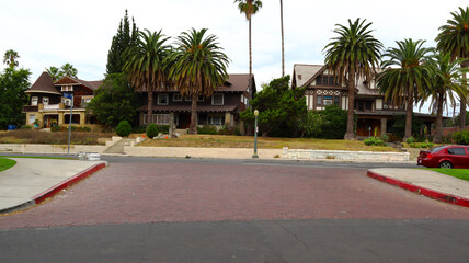 Obraz premium Los Angeles, California: Powers Place, the shortest street in Los Angeles, located in the Alvarado Terrace Historical District