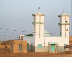 Fototapeta na wymiar Une petite mosquée de village dans la région du Walo au Sénégal en Afrique