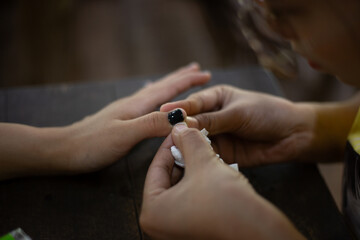 Obraz na płótnie Canvas Select focus Asian women's nails I'm decorating my fingernails at home.