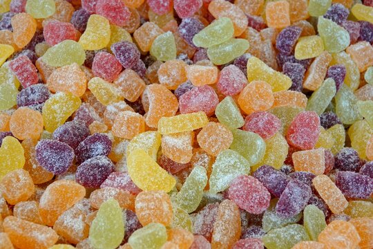 Un tas de bonbons acidul&eacute;s multicolores 