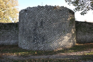 Altilia - Torre delle cinta muraria nel Parco Archeologico di Sepino