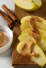 Green apple with cinnamon and peanut butter. A delicious and healthy dessert.