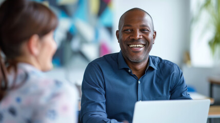 Obraz premium woman having a conversation with a blurred man in the foreground