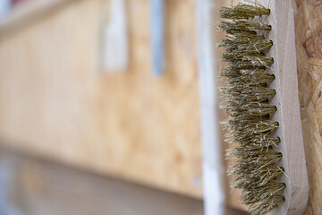 Eine Metallbürste in einem Handwerksbetrieb zur Bearbeitung von Metallbeschlägen an Möbeln durch...