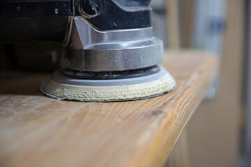 Rundschleifer in einer Schreinerei zum Polieren von Holzwerkstücken durch einen Handwerker für...