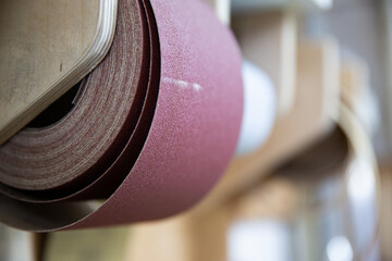 Schleifpapierrolle in einer Schreinerei für die Verfeinerung von Holzbauteilen