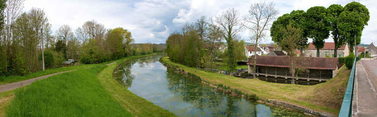 Fototapeta na wymiar Commissey bei Tanlay, Yonne, am Canal-du-Bourgogne, Panorama im Frühling