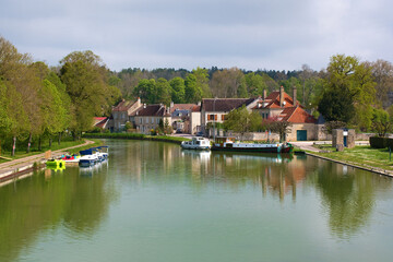Fototapeta na wymiar Tanlay, Yonne, Hafen der Ortschaft am Canal-du-Bourgogne