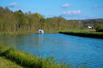 Fototapeta na wymiar Canal-du-Bourgogne bei Tanlay, Yonne, im Frühling
