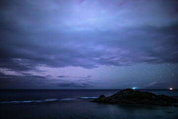 石垣島川平石崎にて海上の孤島平離島と夜空を覆う雲と流れ星