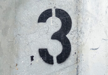 コンクリート壁に描かれた番号３