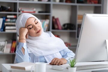 Busy arabian businesswoman wear hijab work on computer